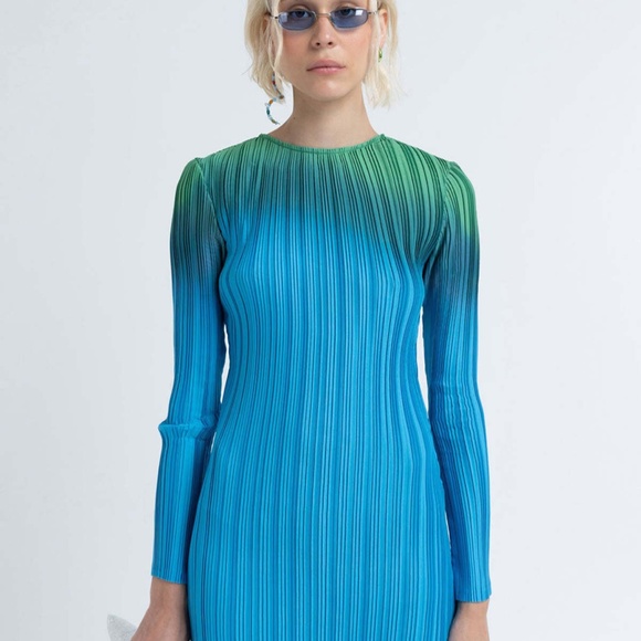 Arthur Apparel Box Pleat Crew Neck Midi Dress in Green Orb - Picture 3 of 10